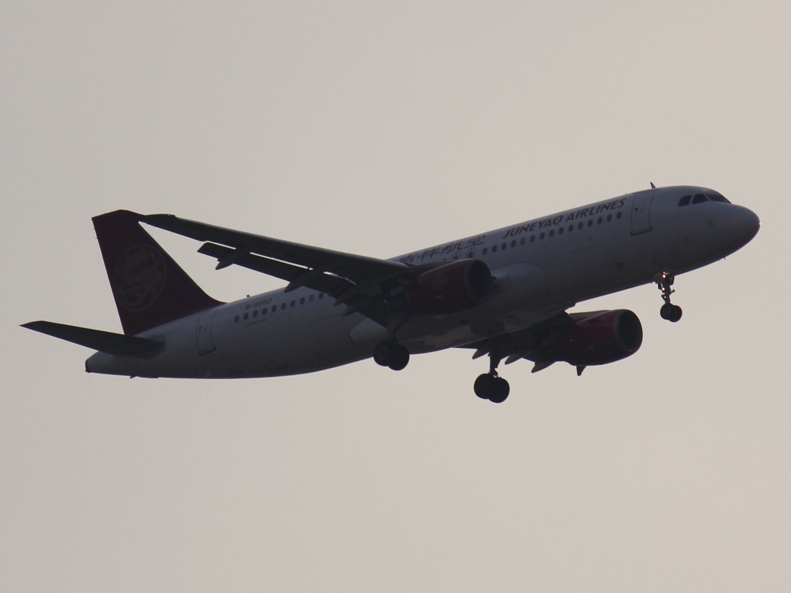 Airbus A 320-214 von Juneyao Airlines