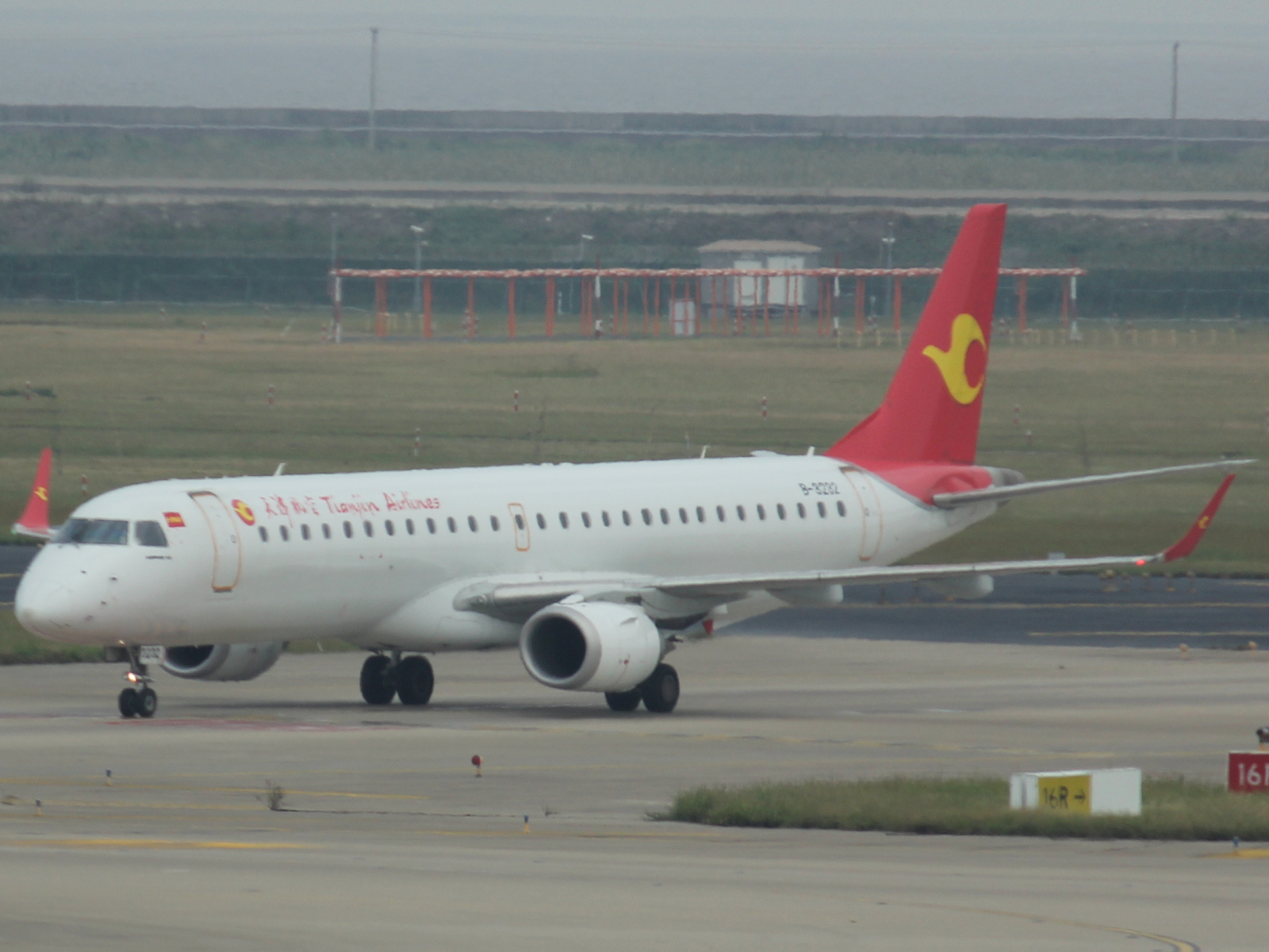 Embraer ERJ-195 von Tianjin Airlines