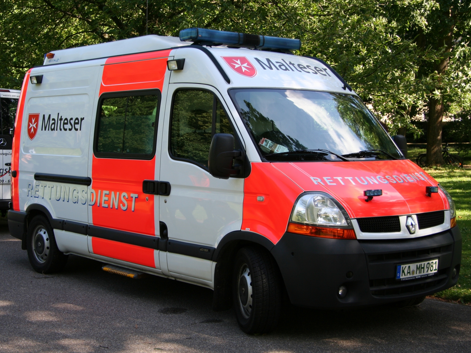 Renault Master Malteser mit Aufbau von Binz